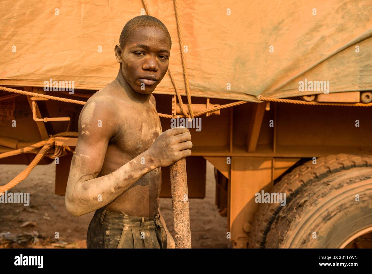 L'uomo congolese ripara gli pneumatici, la metà meridionale della Repubblica Democratica del Congo, l'Africa Foto Stock