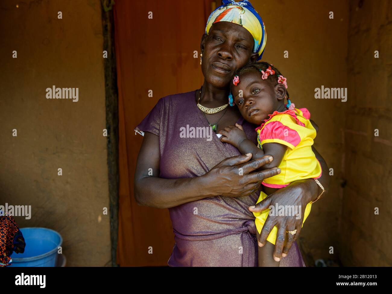 Una nonna angolana e sua nipote in un villaggio nella provincia dello Zaire, Angola, Africa Foto Stock