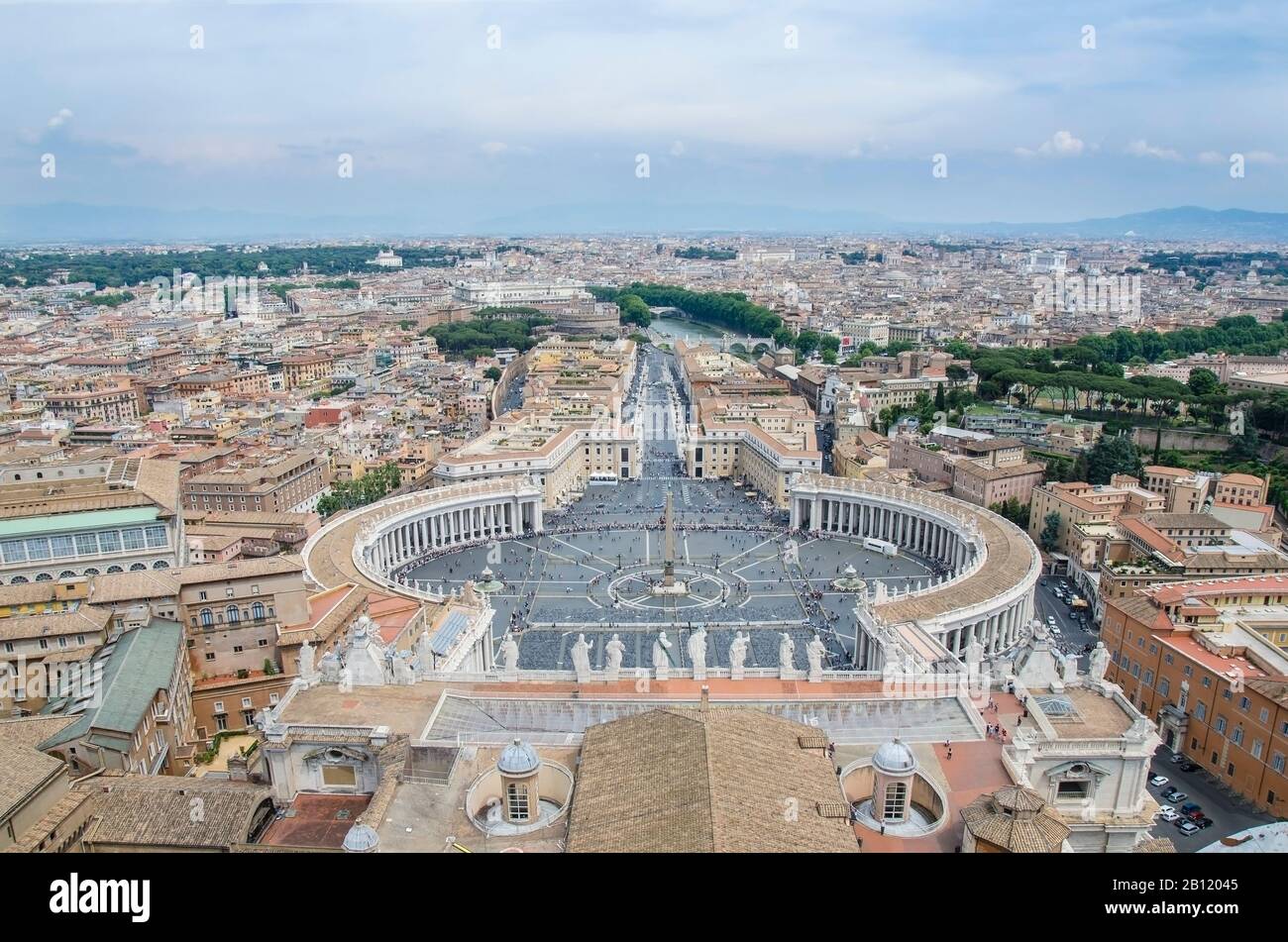 Veduta aerea di Piazza San Pietro in Vaticano e Roma, Italia. Skyline di Roma. Vista panoramica della vecchia Roma dalla Basilica di San Pietro`s nella Città del Vaticano. Foto Stock