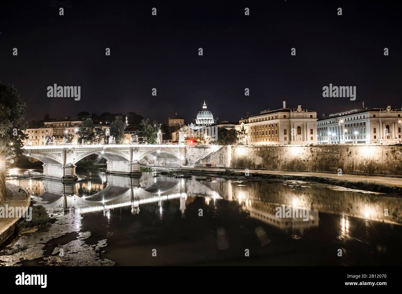 Vista notturna sul Ponte Sant'Angelo e sul Vaticano, Roma, Italia Foto Stock