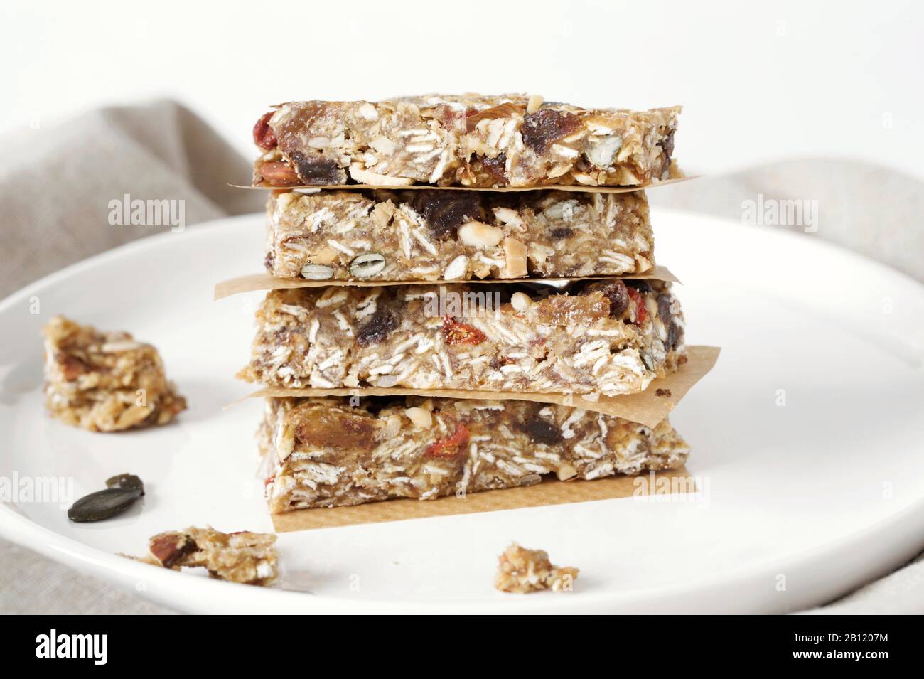 Barrette Di Granola fatte in casa su un piatto bianco. Foto Stock