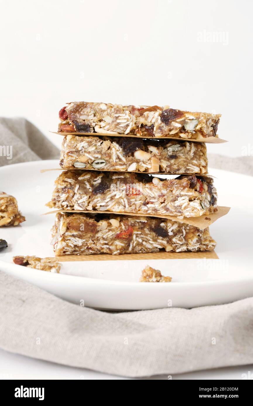 Barrette Di Granola fatte in casa su un piatto bianco. Foto Stock