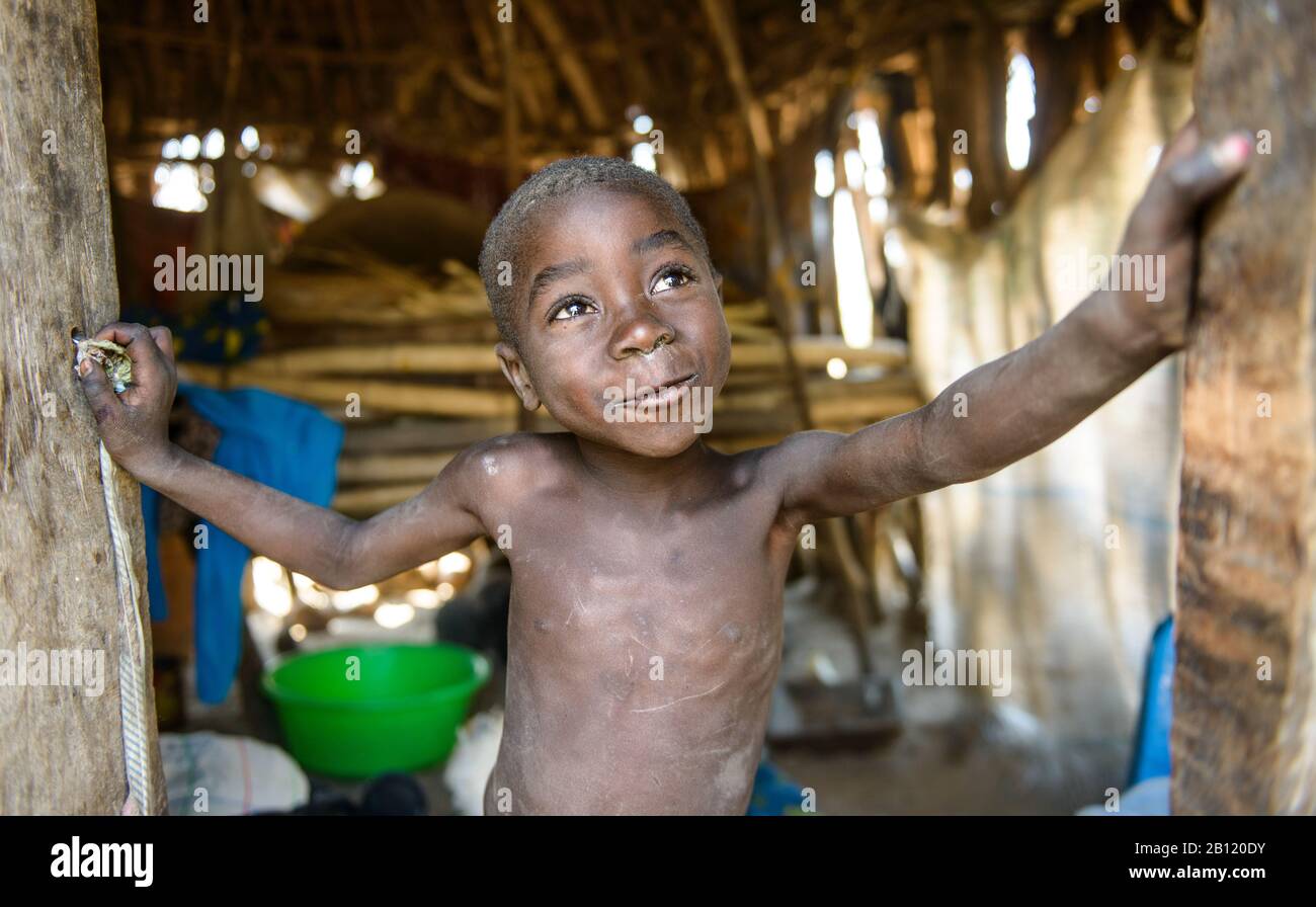 Giovani gruppi tribali indigeni nella provincia di Cunene, Angola, Africa Foto Stock