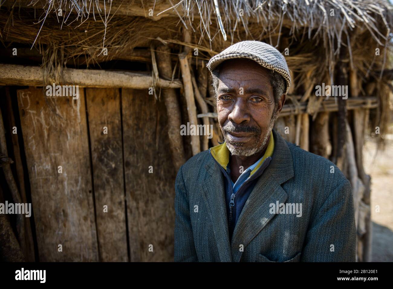 Uomo, gruppo tribale indigeno della provincia di Cunene, Angola, Africa Foto Stock