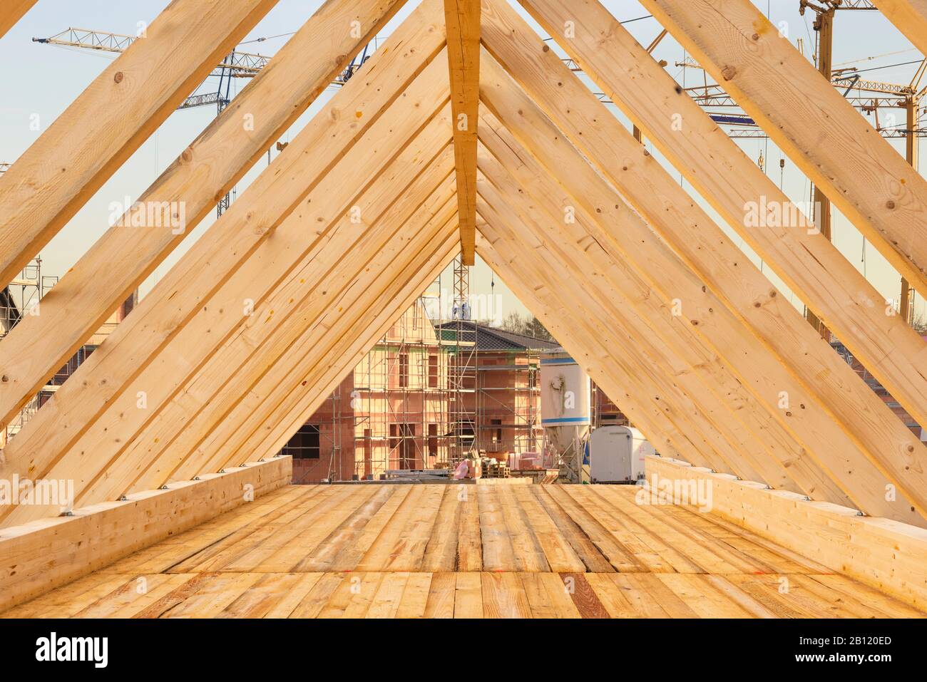 Traliccio tetto con travi in legno in un nuovo edificio Foto Stock