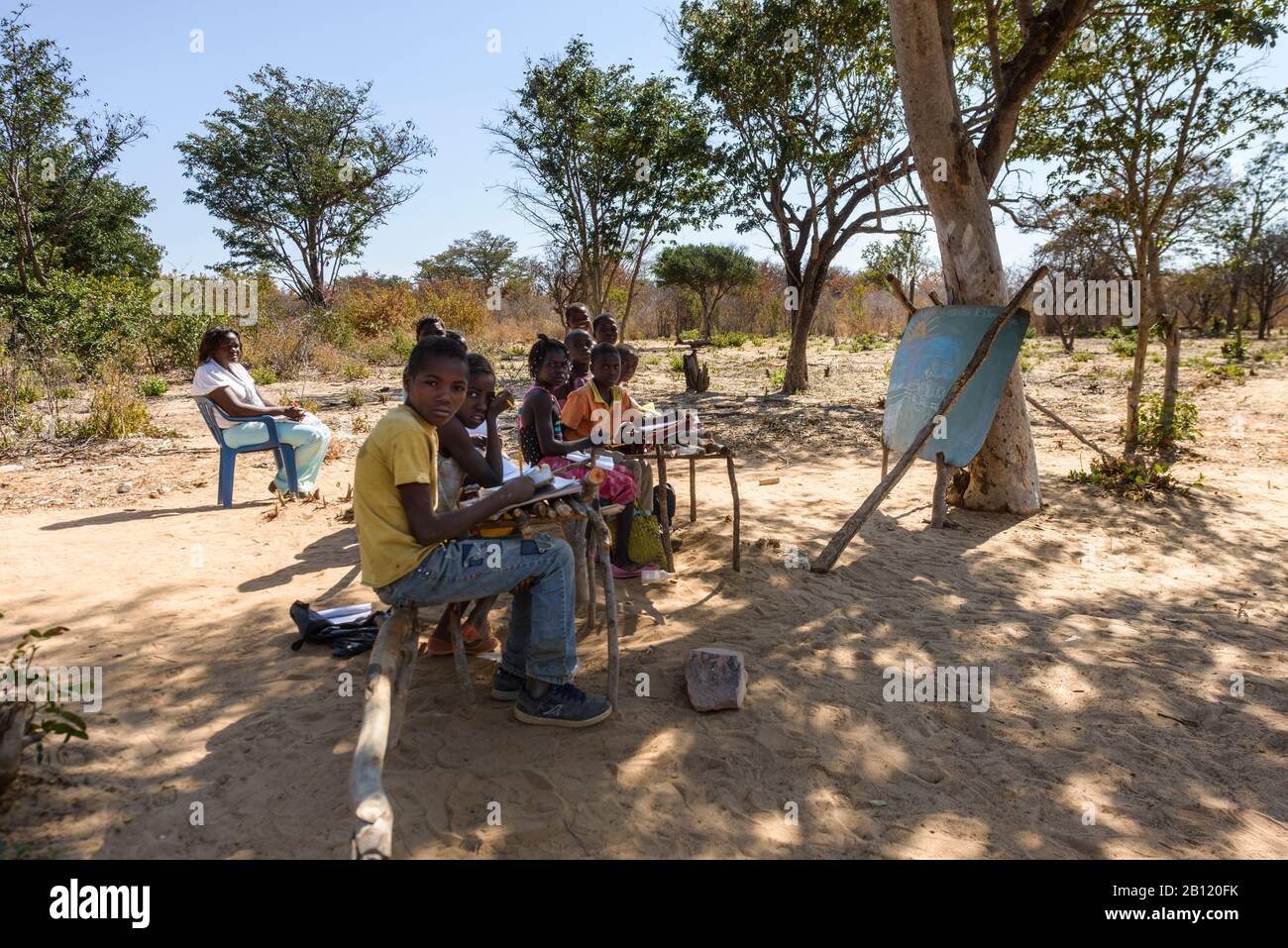 Una scuola rurale all'aperto a Cunene, Angola, Africa Foto Stock