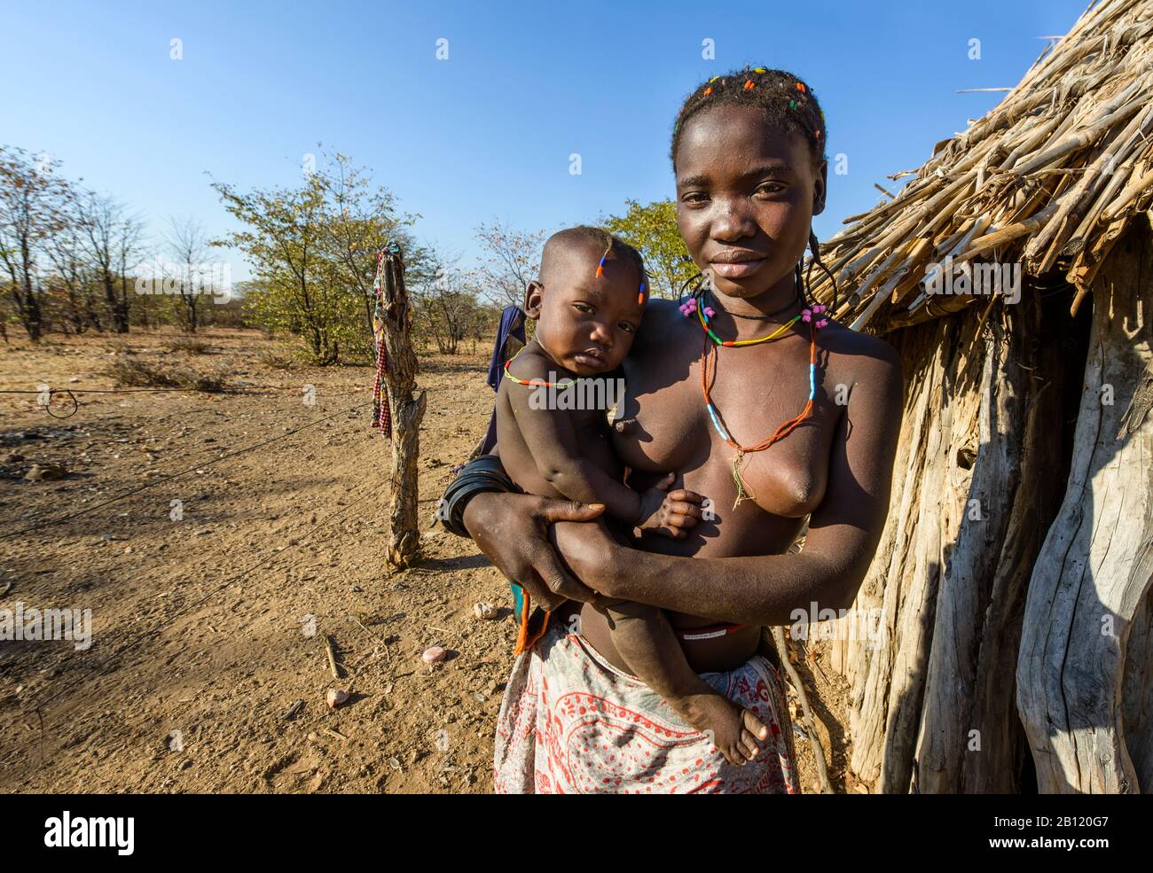 Giovane donna con bambino proveniente dai Mudimba della provincia di Cunene, nell'Angola meridionale, in Africa Foto Stock