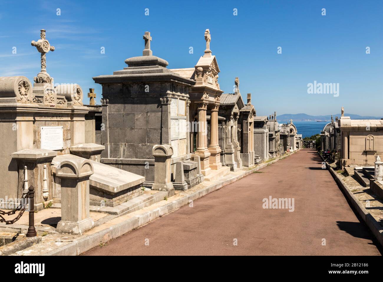 Castro Urdiales, Spagna. Il Cementerio de Ballena (Cimitero della balena), si affaccia sullo splendido Oceano Atlantico Foto Stock