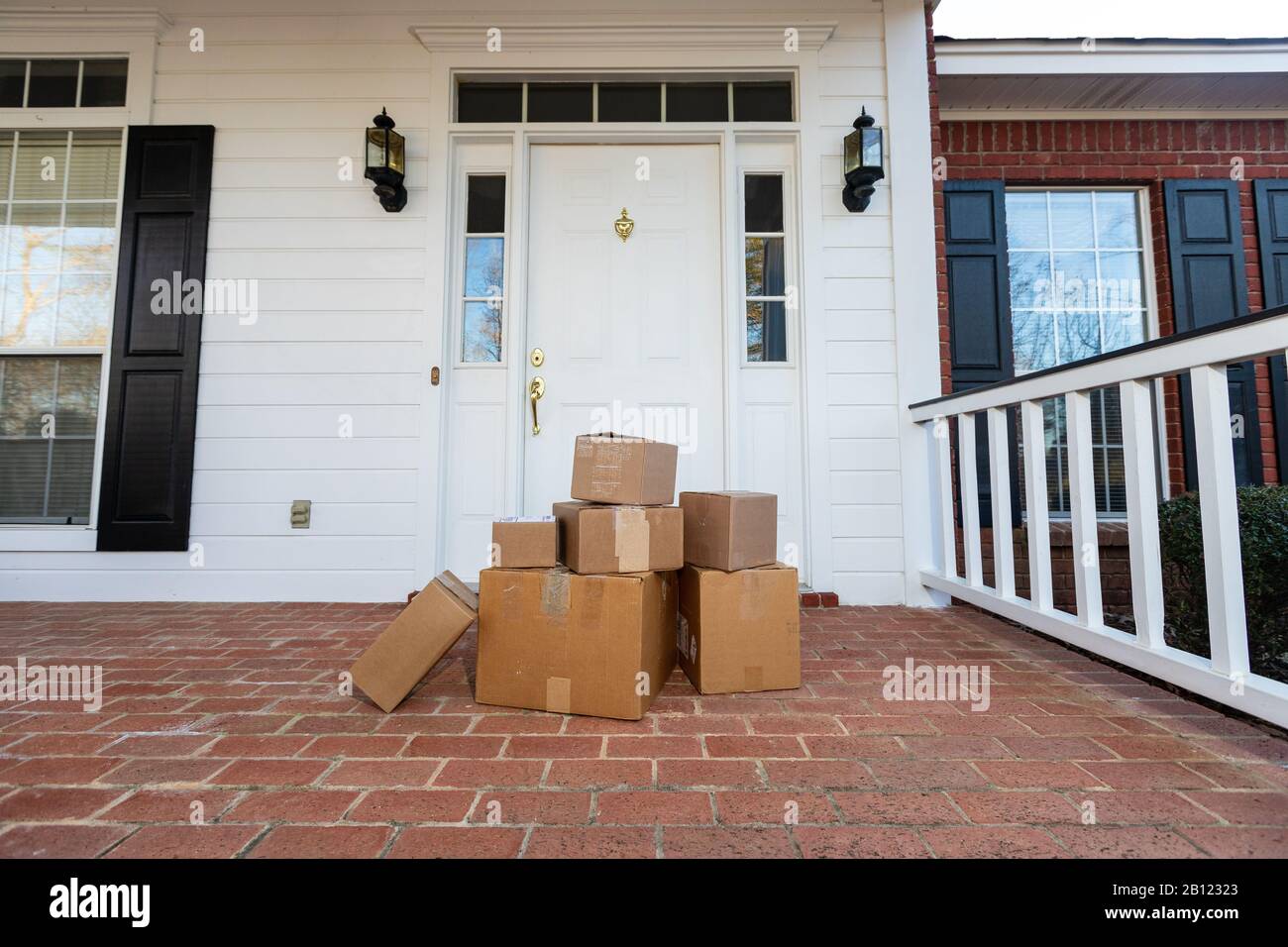 Scatole di spedizione sul portico anteriore di casa Foto Stock