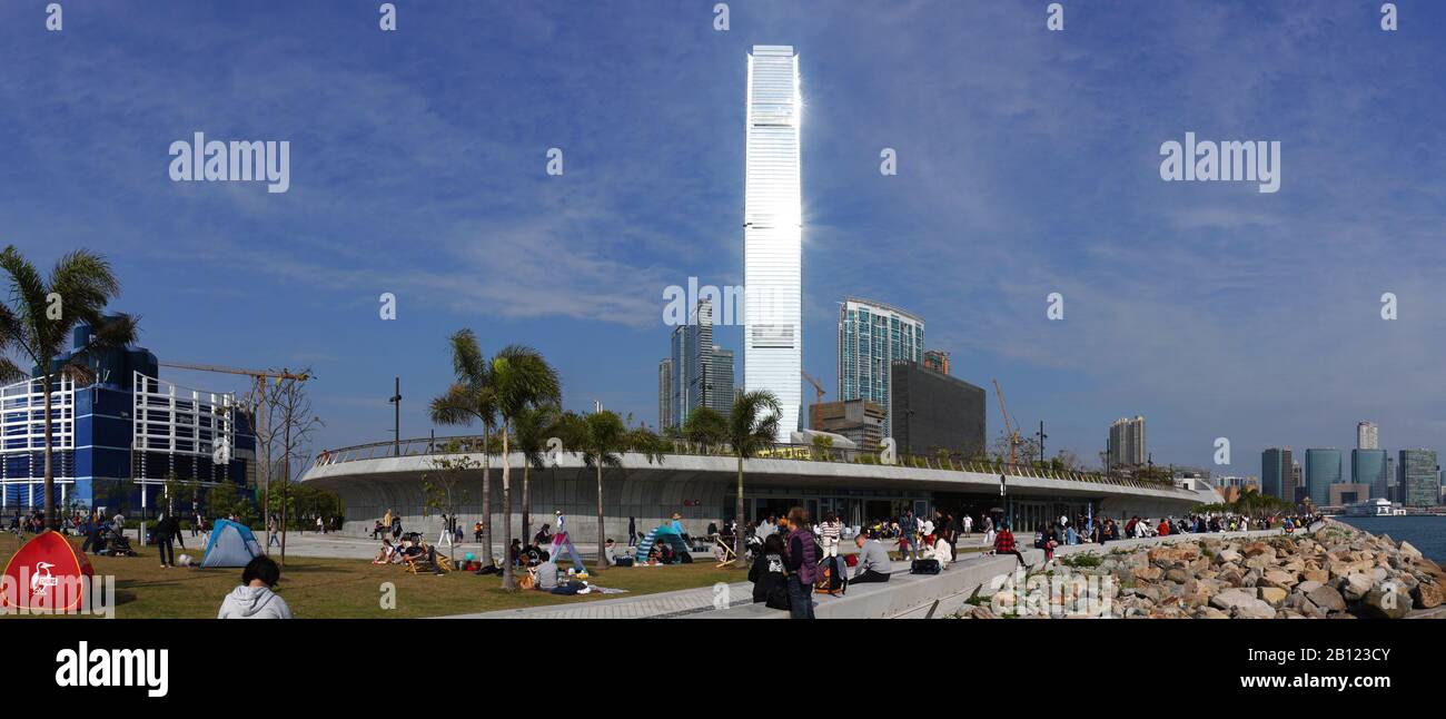 Hong Kong - 12 Gennaio 2020 : Panorama Della West Kowloon Waterfront Promenade. Persone Picnic e campeggio nel Parco Foto Stock