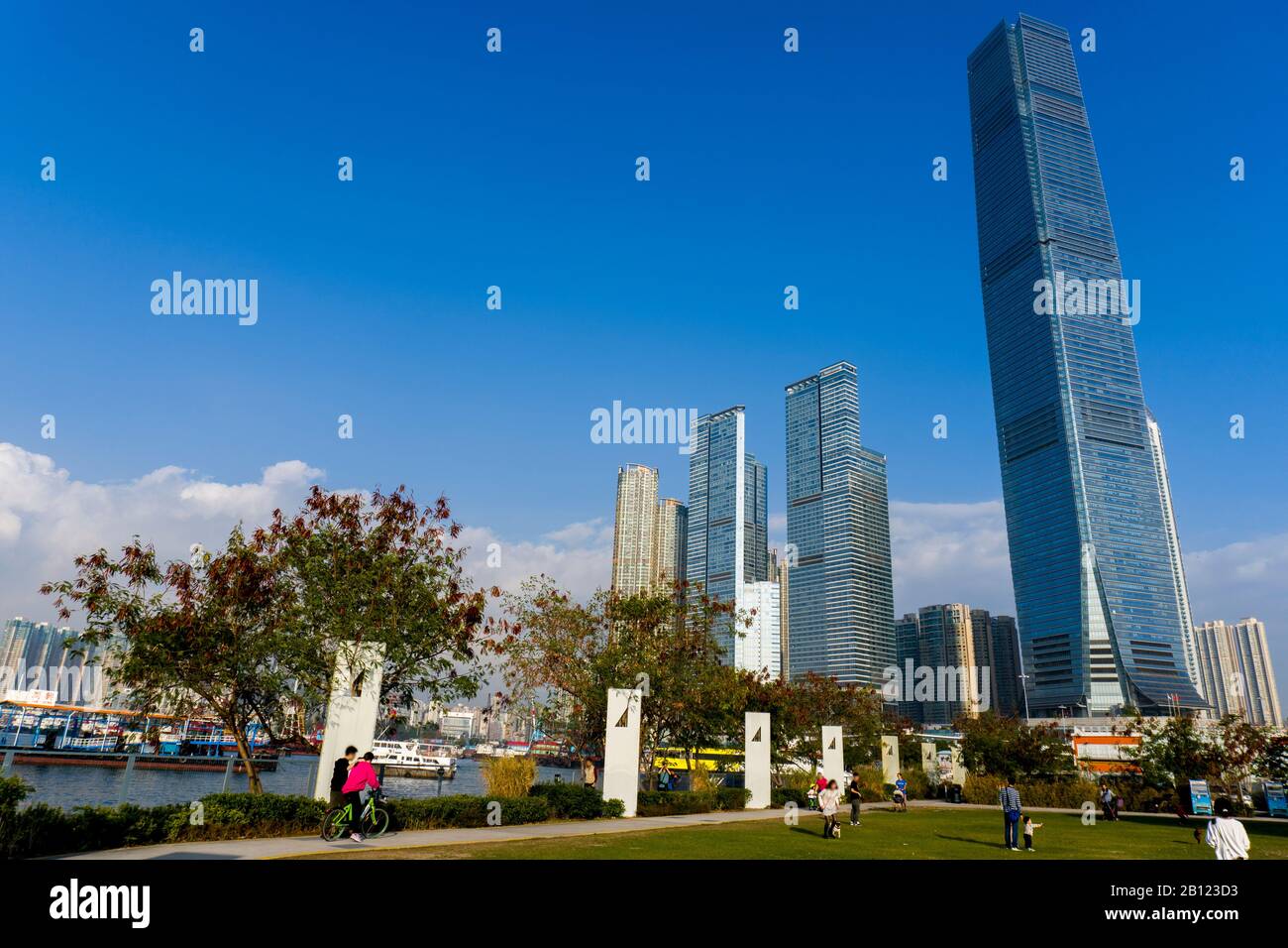 Hong Kong - 11 Gennaio 2020 : Vista Del Centro Internazionale Di Commercio Dal Quartiere Culturale Di Kowloon Ovest, Long Shot, Vista Ad Angolo Basso Foto Stock