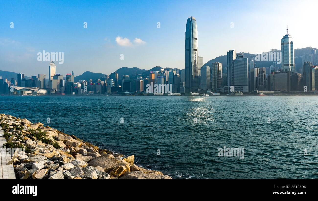 Hong Kong - 11 Gennaio 2020 : Vista dello skyline della citta' di Hong Kong dal quartiere Culturale di Kowloon Ovest Foto Stock