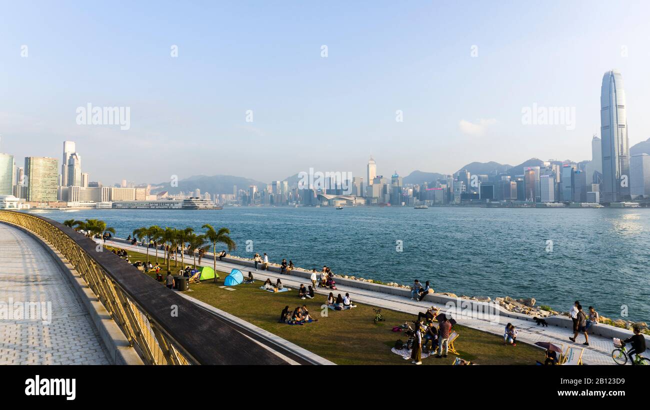 Hong Kong - 11 Gennaio 2020 : Persone Che Picnicking e campeggio nel quartiere culturale di Kowloon Ovest, con vista dello skyline di Hong Kong Foto Stock