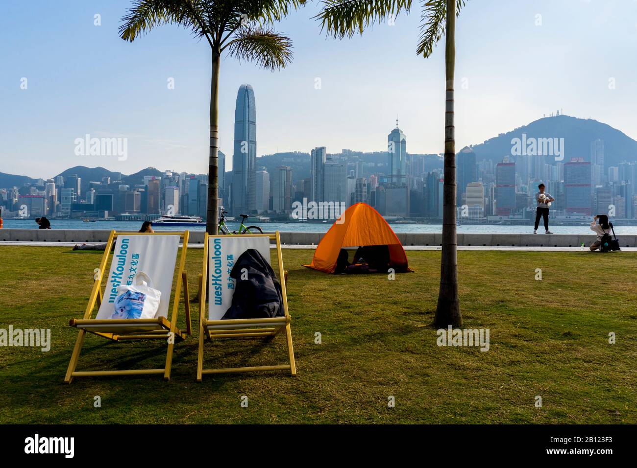 Hong Kong - 11 gennaio 2020 : foto di uomo e cane sulla costa. Vacanza A Waterfront Promenade, West Kowloon Cultural District Foto Stock