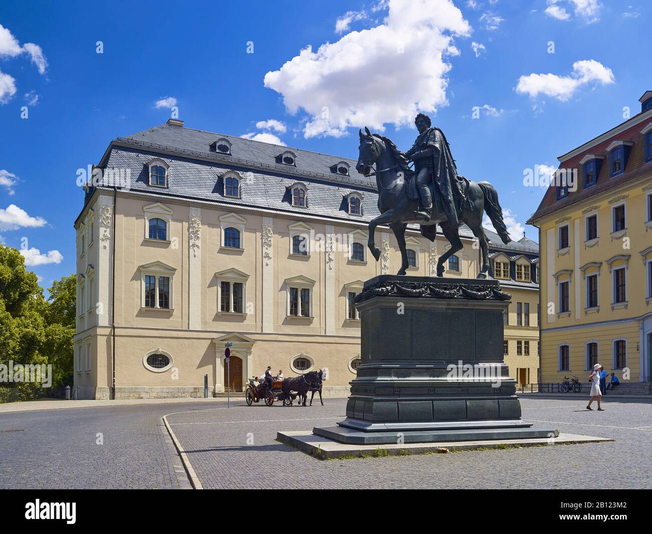 Duchessa Anna Amalia Library e Carl August Monument di fronte alla Casa regnante su Piazza della democrazia, Weimar, Turingia, Germania Foto Stock