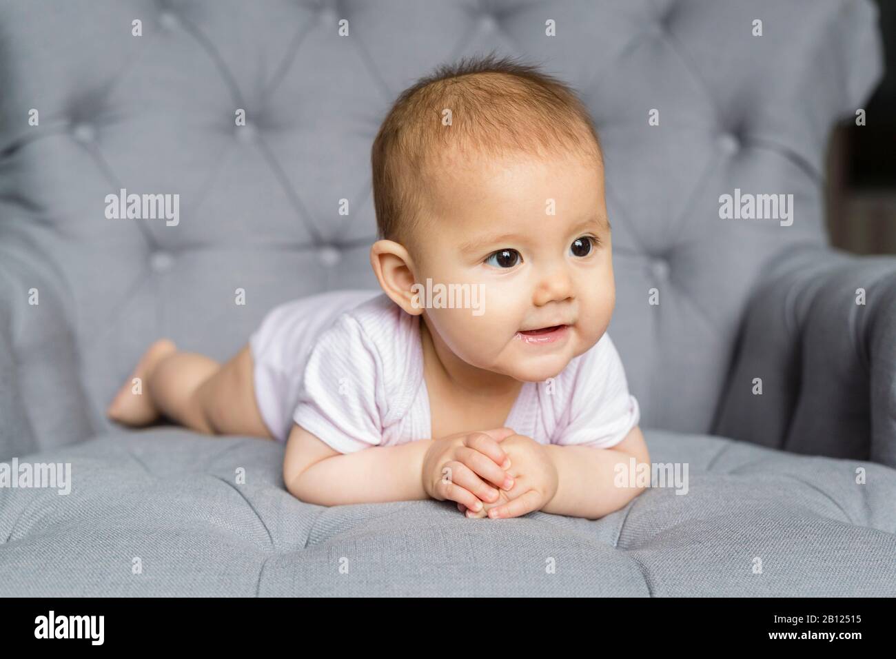 Bambino su una poltrona Foto Stock