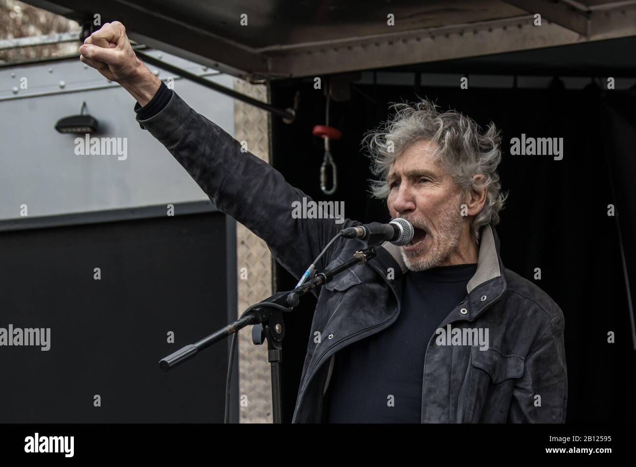 Londra, Regno Unito. 22 febbraio 2020. Roger Waters address the rallyProtesters marched and then held a rally in Central London to oppp of Julian Assange to the USA. L'evento organizzato dalla campagna "non estradare Assange" si svolge in vista di un processo a partire da lunedì che potrebbe vedere il fondatore di Wikileaks affrontare una condanna a morte negli Stati Uniti. David Rowe/Alamy Live News. Foto Stock