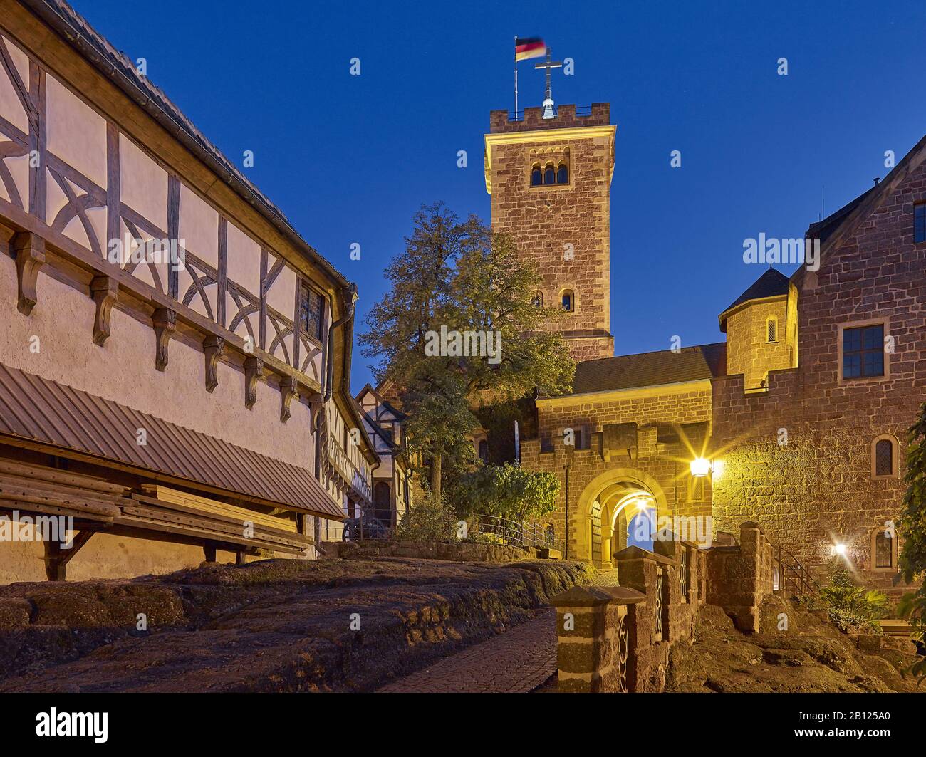 Il cortile del castello settentrionale con la torre del castello di Wartburg, Eisenach, Turingia, Germania Foto Stock