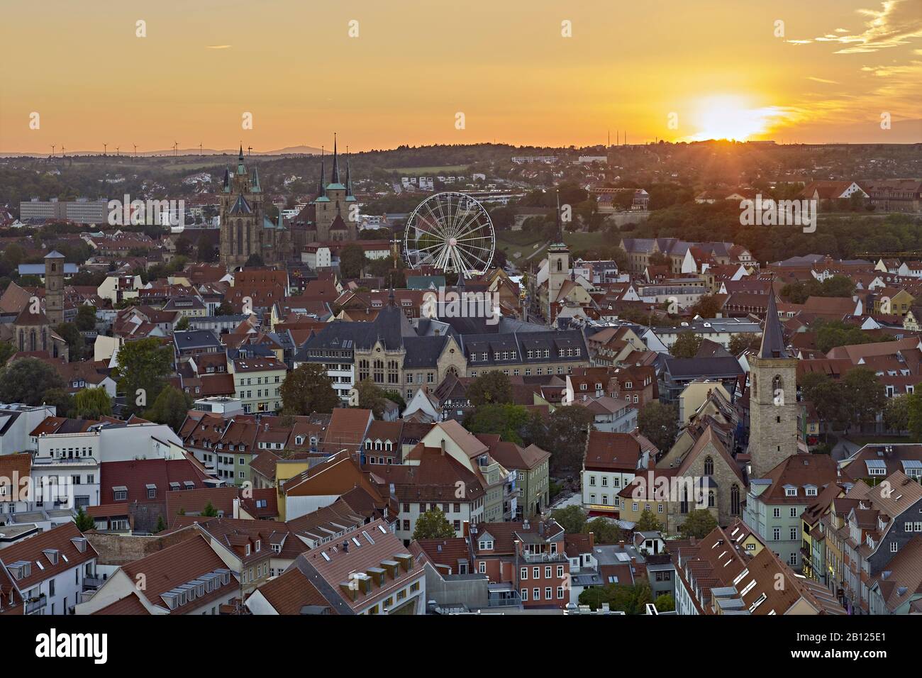 Vista su Erfurt con ruota panoramica al tramonto, Erfurt, Turingia, Germania Foto Stock