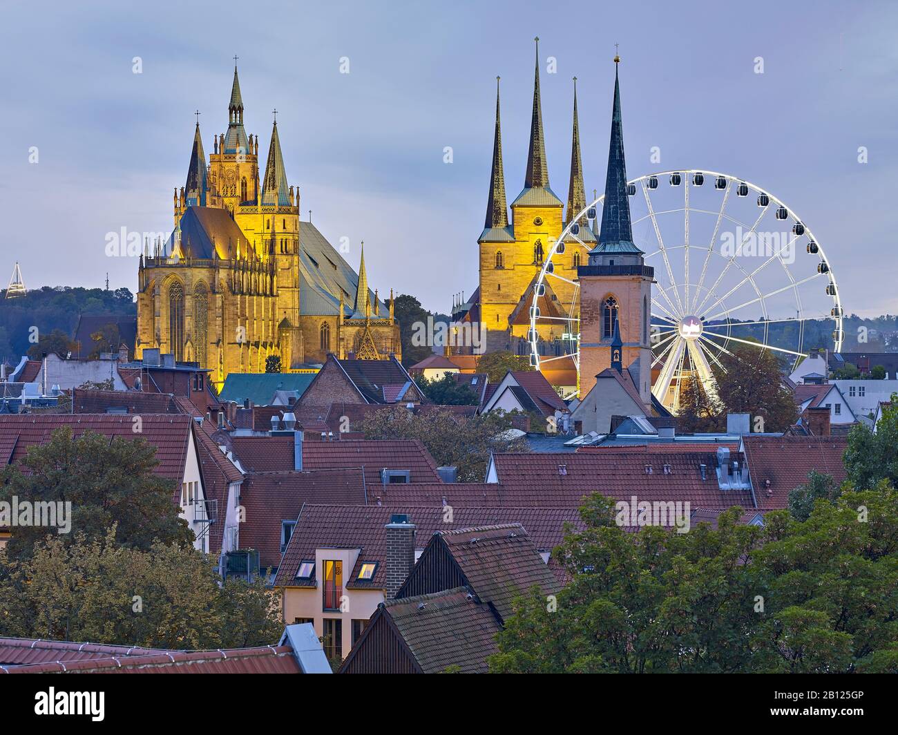 Vista su Erfurt con ruota panoramica, cattedrale e Severikirche per l'Oktoberfest, Turingia, Germania Foto Stock