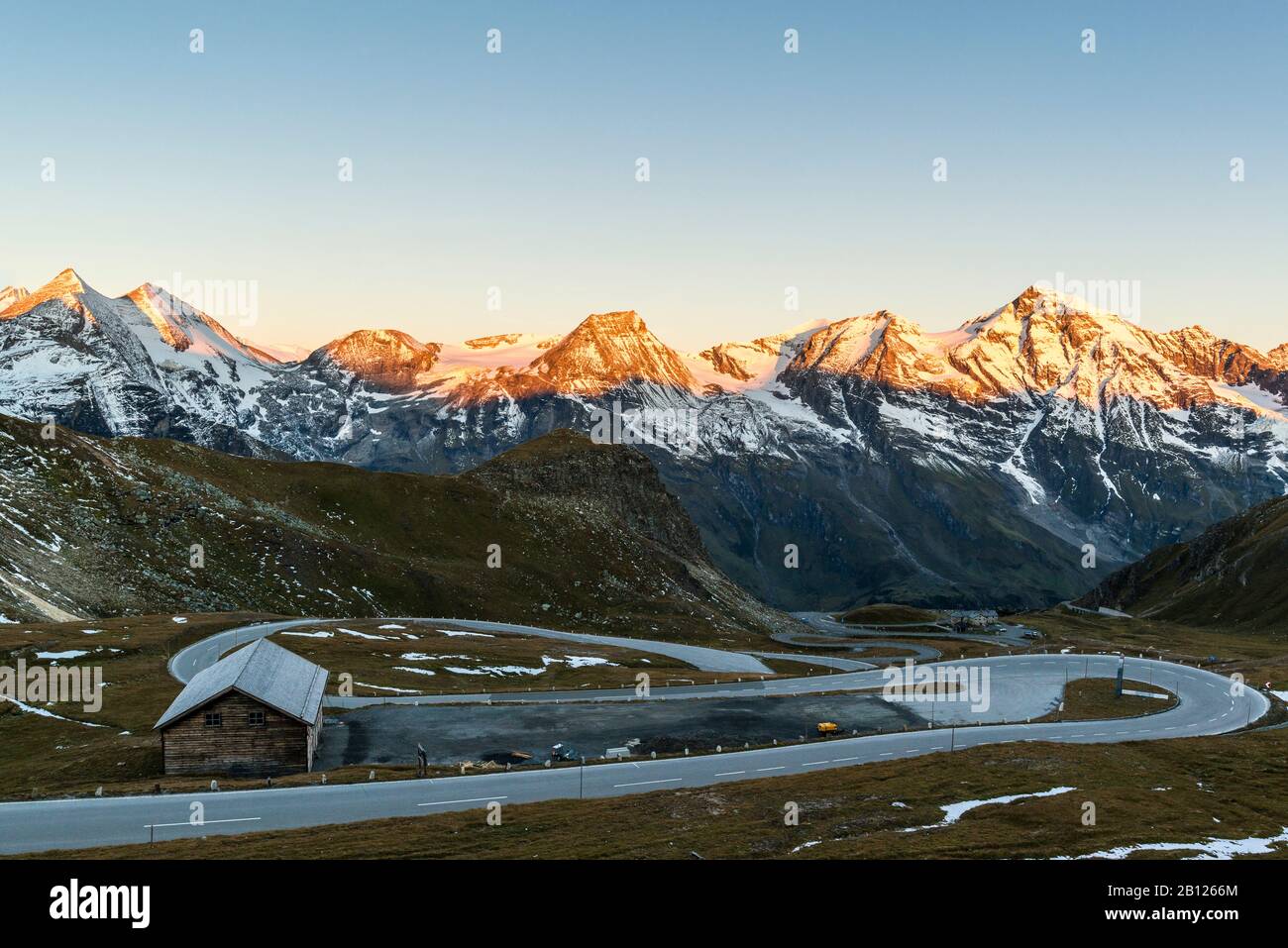 Alba nel Parco Nazionale degli alti Tauri con vista sulla strada alpina del Grossglockner e sul gruppo Glockner con Sonnenwelleck e Hohe Dock, Austria Foto Stock