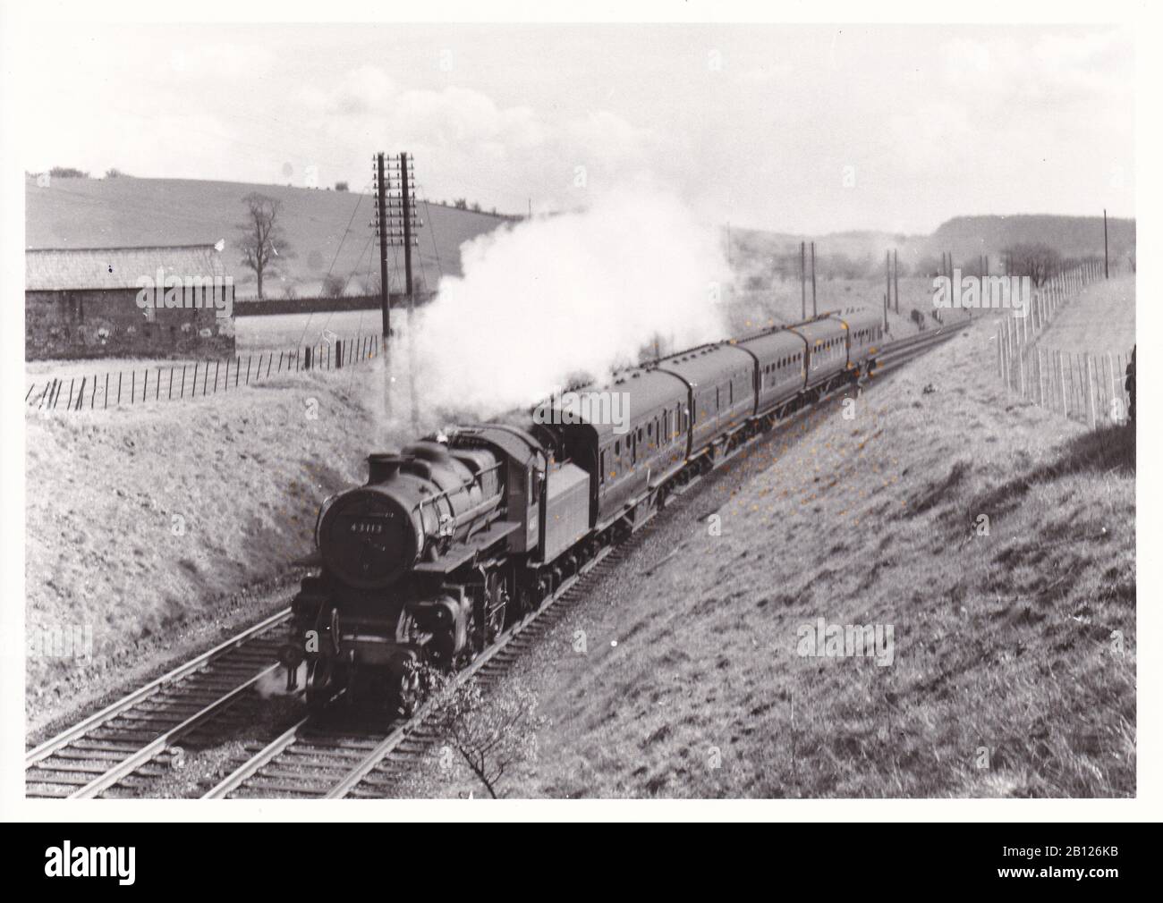 Foto vintage in bianco e nero di locomotiva a vapore - L.M. Ivatt Classe 4MT 2-6-0 43113 su un Leeds a Morecambe Express che si avvicina a Kellifield 1960. Foto Stock