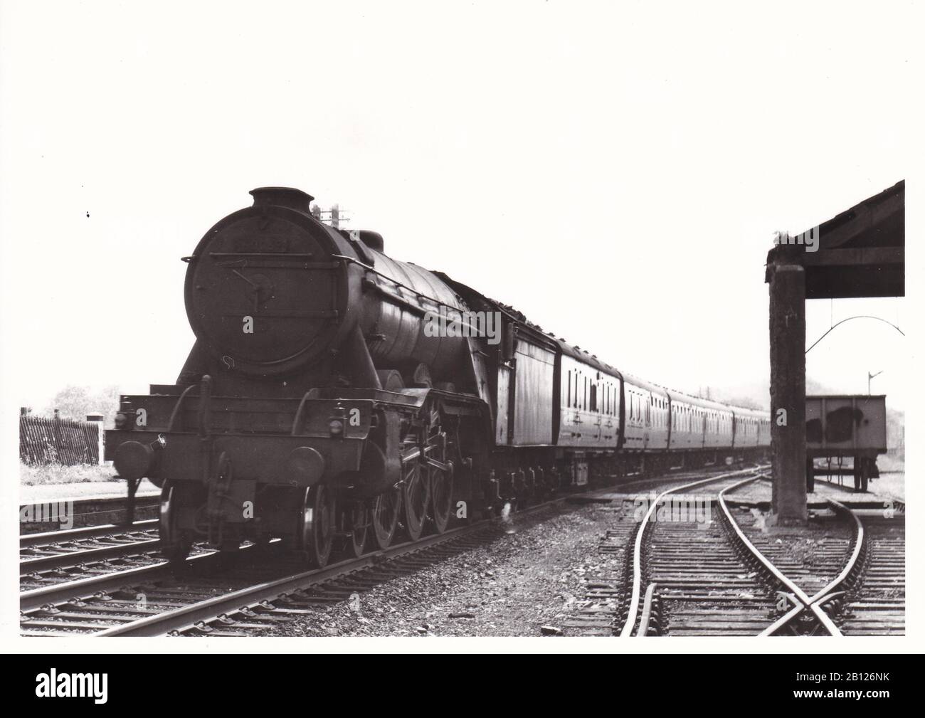 Foto vintage in bianco e nero di locomotiva a vapore - E.R. Classe A3 4-6-2 60069 Scepper su un Leeds a Glasgow Express passando Bell Busk maggio 1961. Foto Stock