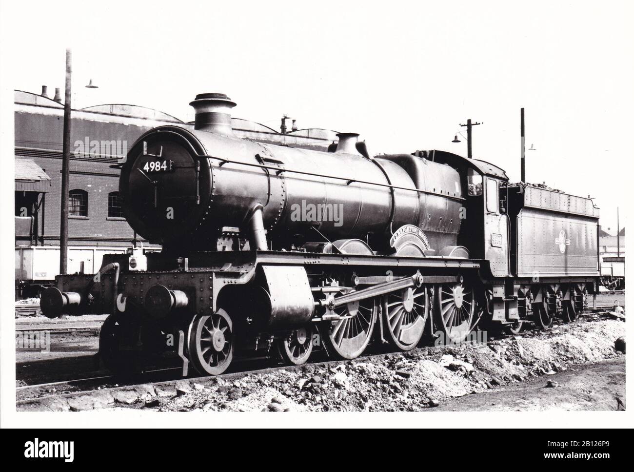 Foto vintage in bianco e nero di locomotiva a vapore - W.R. Hall Class 4-6-0 4984 Allumton Hall At Old Oak Common Ottobre 1960. Foto Stock
