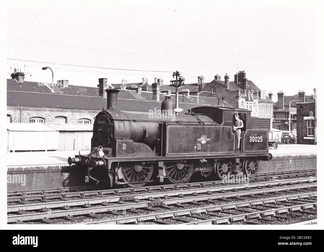 Foto vintage in bianco e nero di locomotiva a vapore - S.R. Classe M7 0-4-4T 30025 a Eastleigh Giugno 1960. Foto Stock