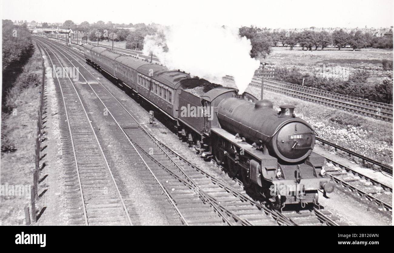 Foto d'epoca in bianco e nero di locomotiva a vapore - 4-6-0 Classe B1 61181 su un treno di G.W. Stock su un lavoro per un E.R. Loco a Swindon. Foto Stock