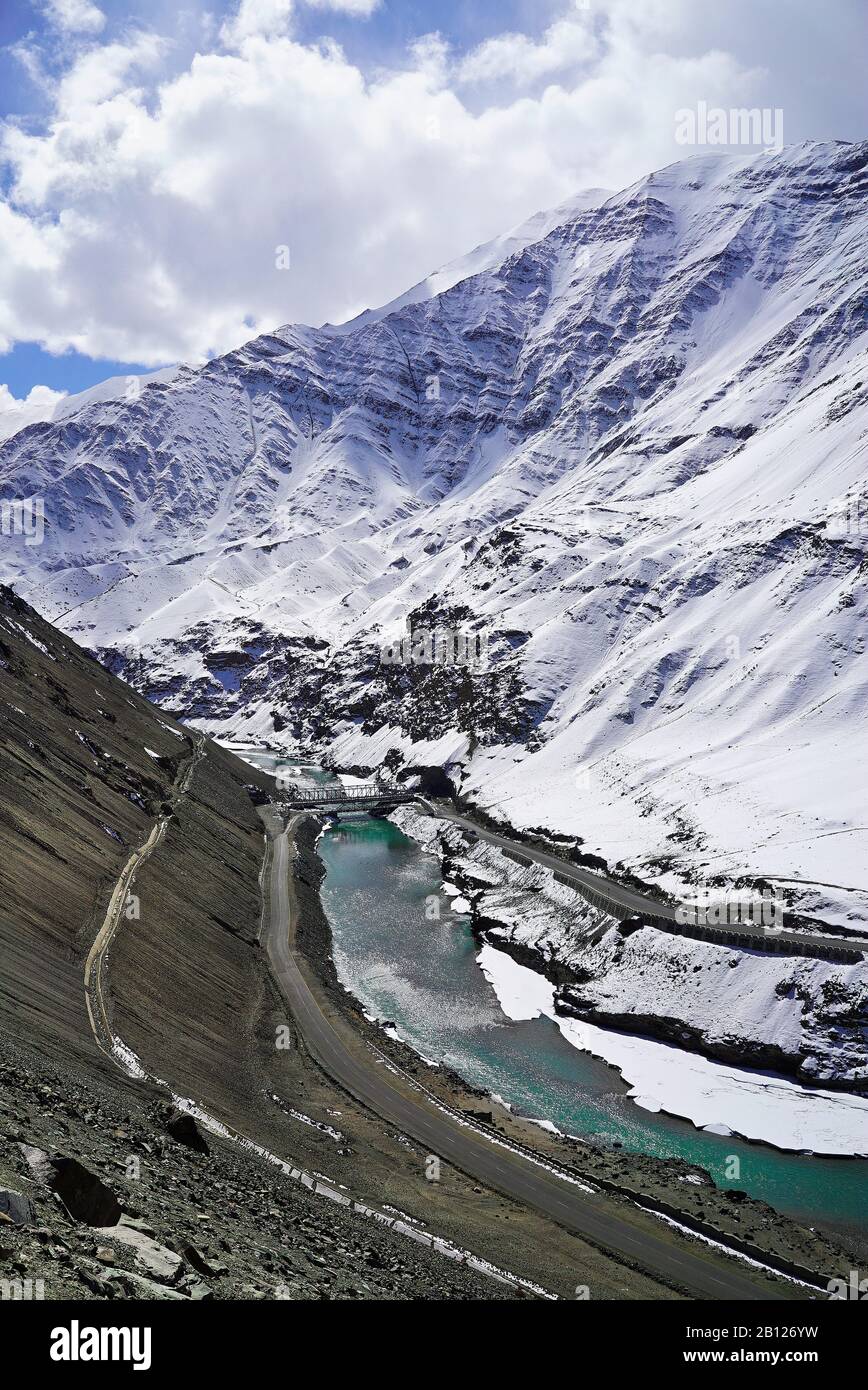 Il punto d'incontro dei fiumi Indus e Zanskar. Ladakh, Himalaya, India Foto Stock