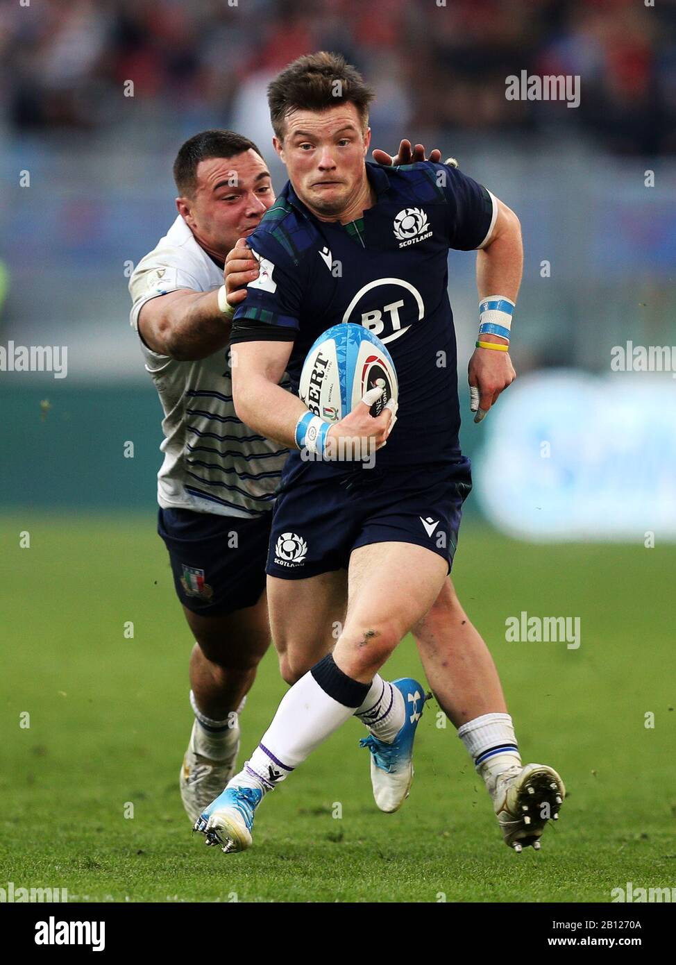 George Horne, in Scozia, viene affrontato dalla Giosue Zilocchi in Italia durante la partita dei Guinness Six Nations allo Stadio Olimpico di Roma. Foto Stock