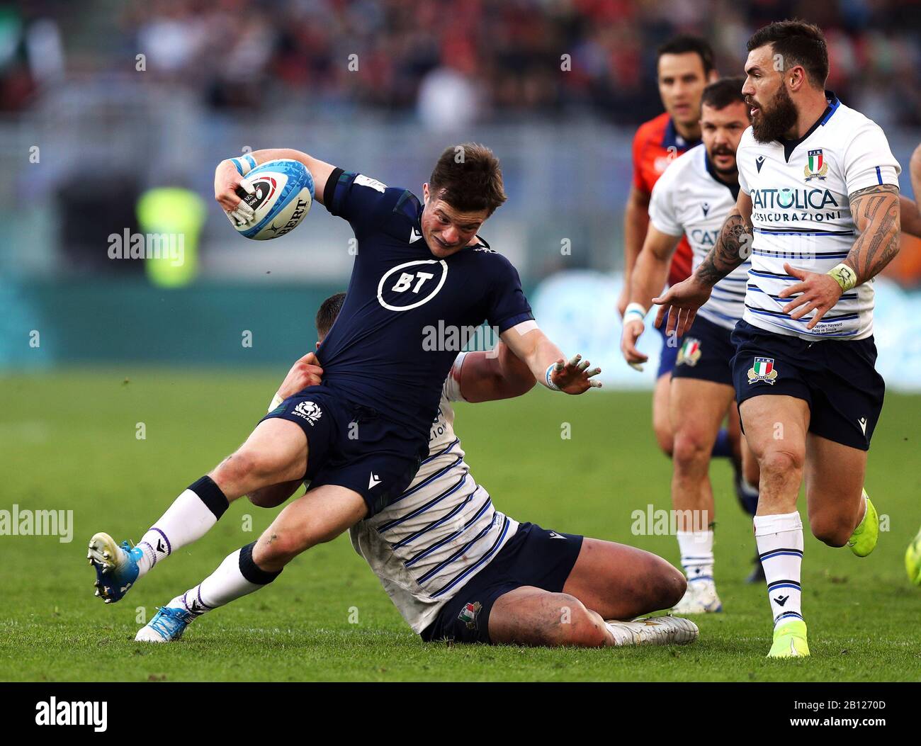 George Horne, in Scozia, viene affrontato dalla Giosue Zilocchi in Italia durante la partita dei Guinness Six Nations allo Stadio Olimpico di Roma. Foto Stock