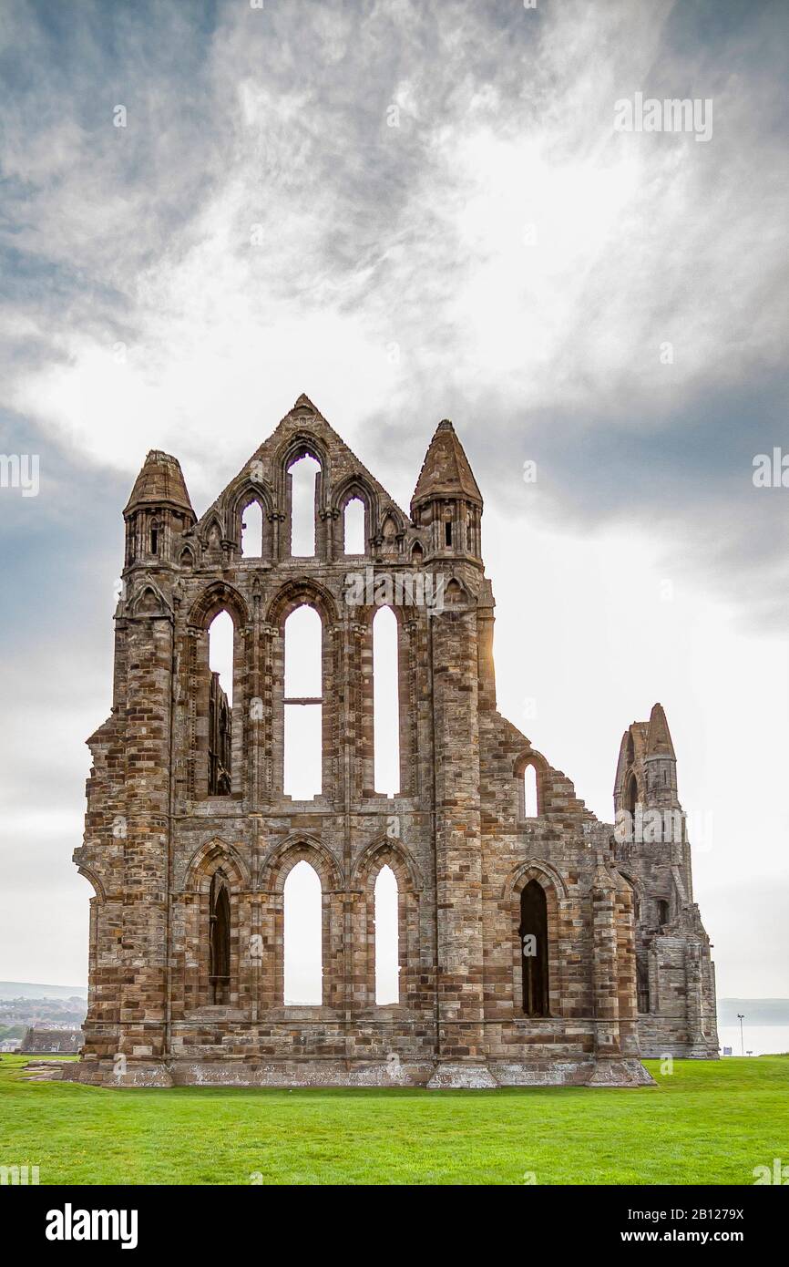 Whitby Abbey fu un monastero cristiano del 7th secolo che divenne poi un'abbazia benedettina, che si affaccia su whitby yorkshire england Foto Stock