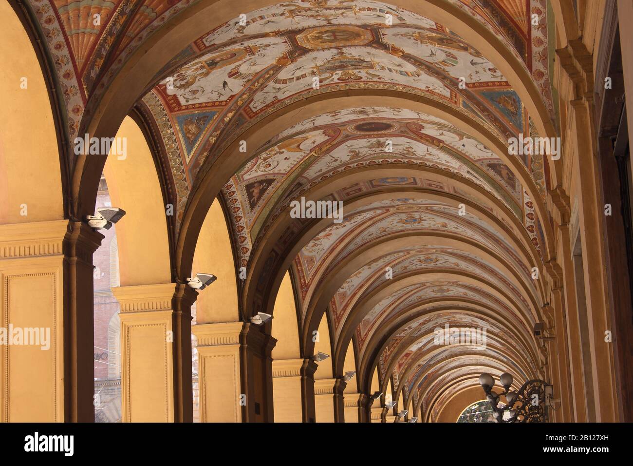 Bologna, ITALIA - 31 OTTOBRE: Portico artistico su piazza Cavour. Il dipinto appare su 25 volte ed è stato completato da Gaetano Lodi tra il 1862 e. Foto Stock