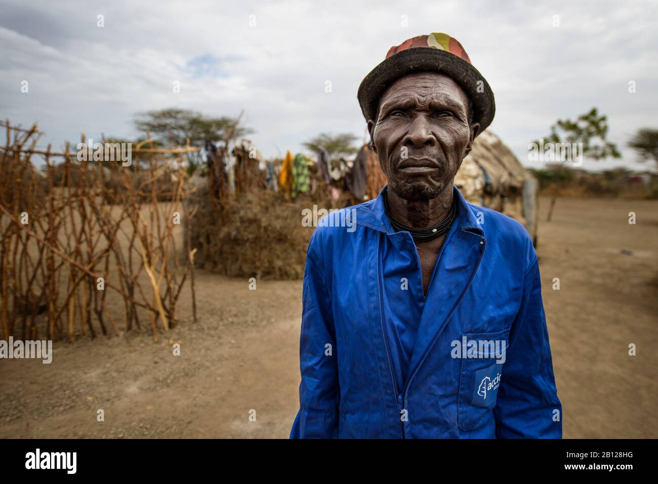 Un capo del villaggio di Turkana porta blaumann, Kenya Foto Stock