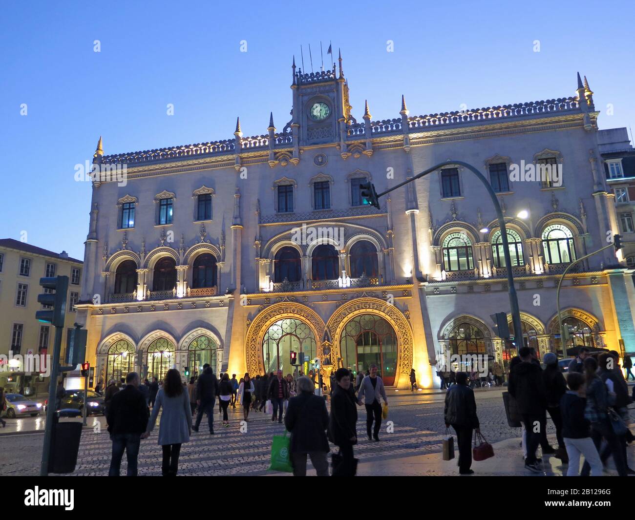 Facciata della stazione ferroviaria di Rossio situata in piazza Rossio nel cuore di Lisbona. Collegamento città a Sintra. Foto Stock