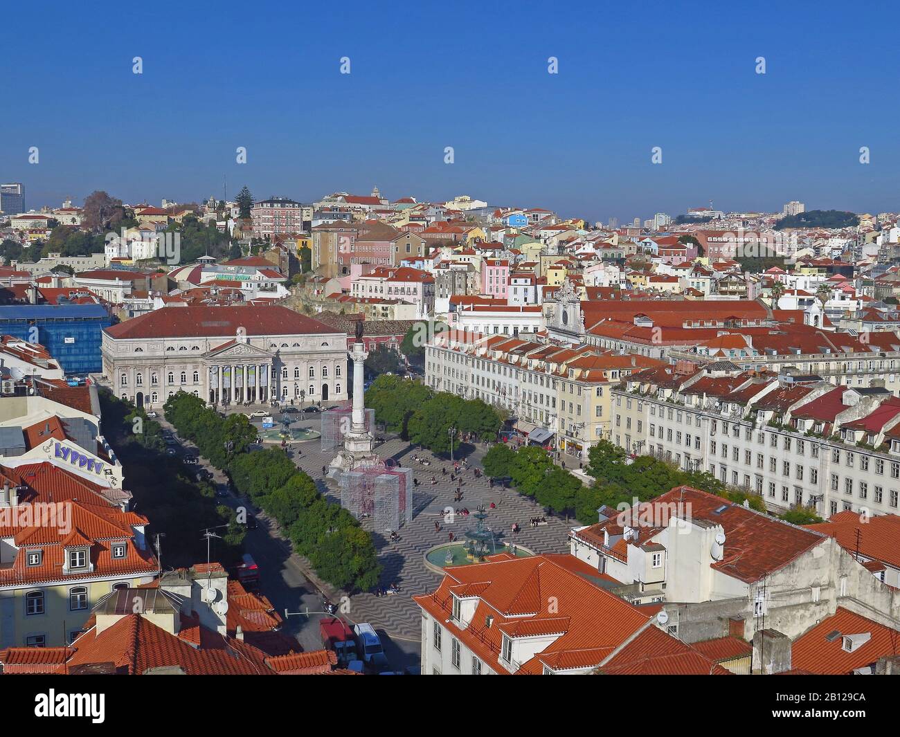 Rossio è una vivace piazza con ristoranti, caffè, con stazioni ferroviarie, della metropolitana e degli autobus. Foto Stock