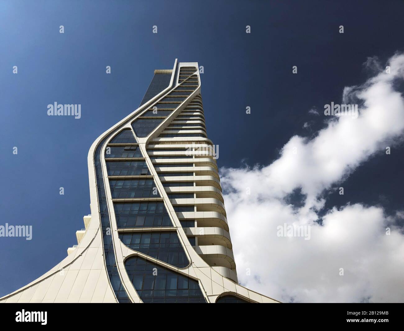 Izmir, Turchia - 2 ottobre 2018: Vista laterale della torre di Folkart da vicino e dal basso Izmir Turchia. Foto Stock