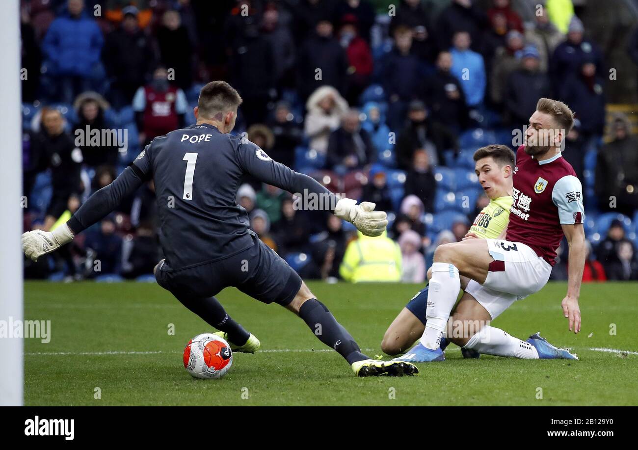 Harry Wilson (centro) di Bournemouth segna il primo obiettivo del gioco prima che l'obiettivo sia disconsentito dal VAR dopo che Adam Smith (non in foto) è penalizzato per un pallamano durante la partita della Premier League a Turf Moor, Burnley. Foto Stock