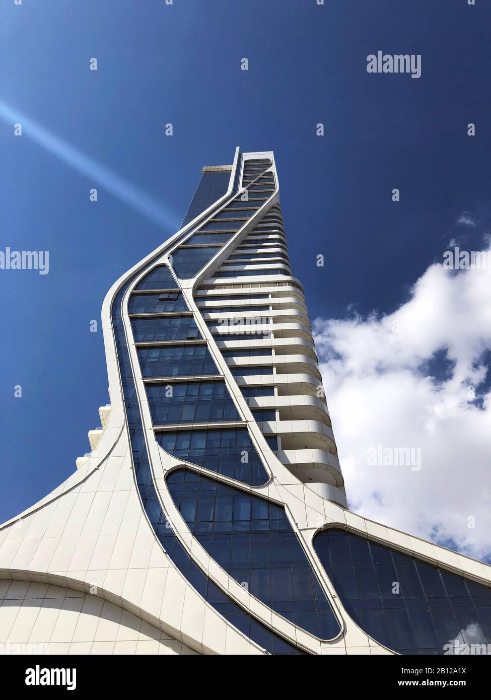 Izmir, Turchia - 2 ottobre 2018: Vista laterale della torre di Folkart da vicino e dal basso Izmir Turchia. Foto Stock