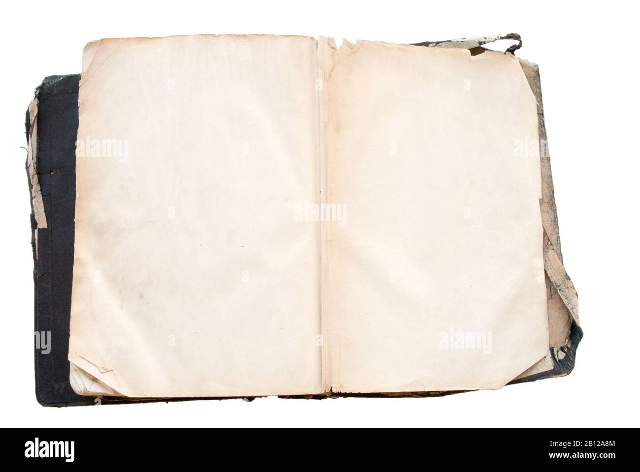 Antica Bibbia nera con pagine vuote aperte su un isolato sfondo bianco. La Bibbia è lacerata e abbastanza grungy. Foto Stock