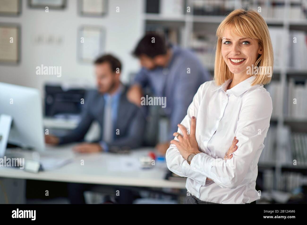 Ritratto di business woman.Smiling donna godendo di successo al lavoro. Foto Stock