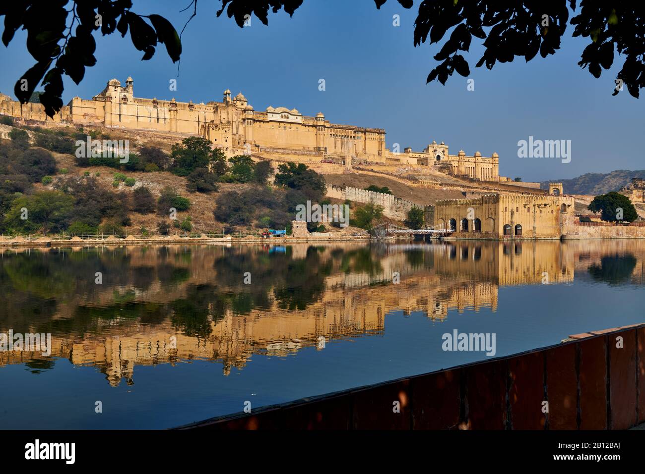 Forte di Amer con riflessione nel lago di Maotha, Jaipur, Rajasthan, India Foto Stock