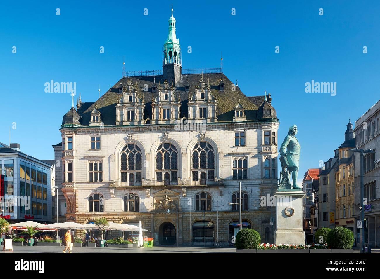 Stadthaus presso la piazza del mercato di Halle con Handel monumento, Halle / Saale Germania Foto Stock