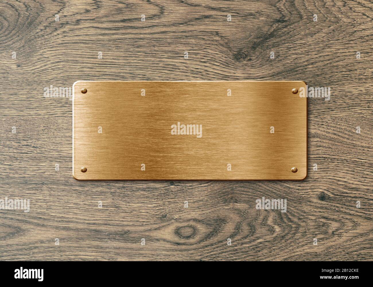 Bianco lucido dorato colorato targa su sfondo di legno per l'annuncio di testo, nomi o loghi Foto Stock