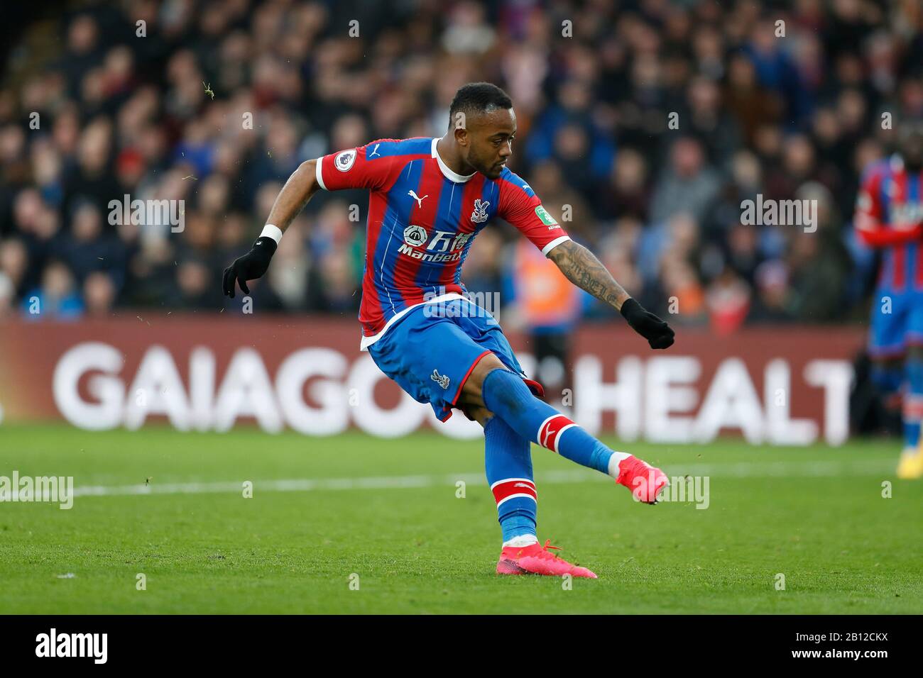 Londra, Regno Unito. 22nd febbraio 2020. Calcio Inglese Premier League, Crystal Palace Contro Newcastle United; Jordan Ayew Di Crystal Palace Spara Ma Va Largo Credito: Action Plus Sports Images/Alamy Live News Foto Stock