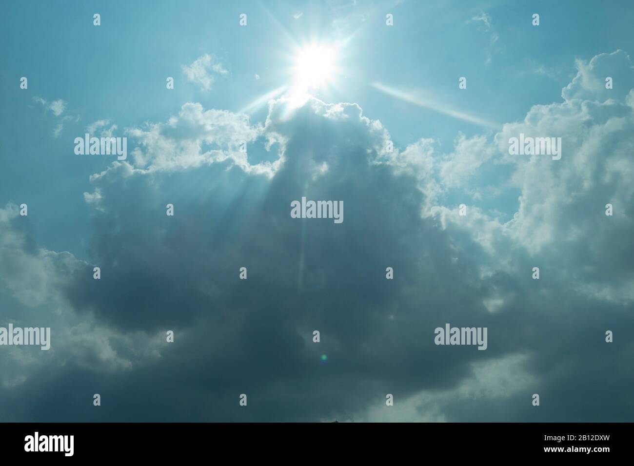 cielo estivo con sole e nuvole Foto Stock