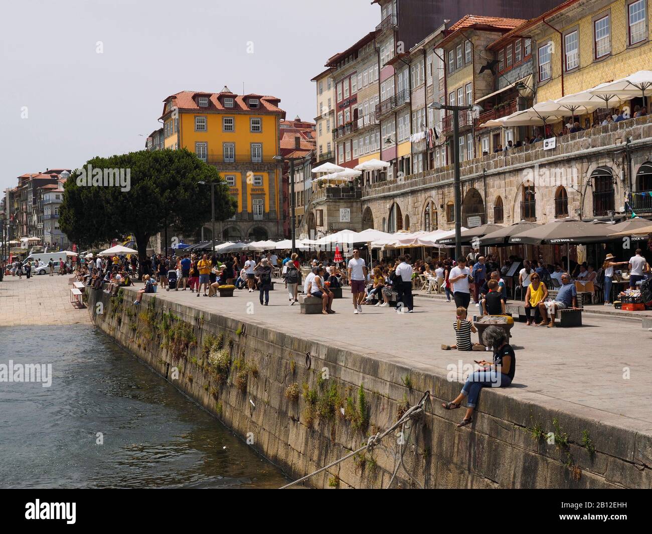 Banchina di Douro con molte persone a Porto, Portogallo Foto Stock