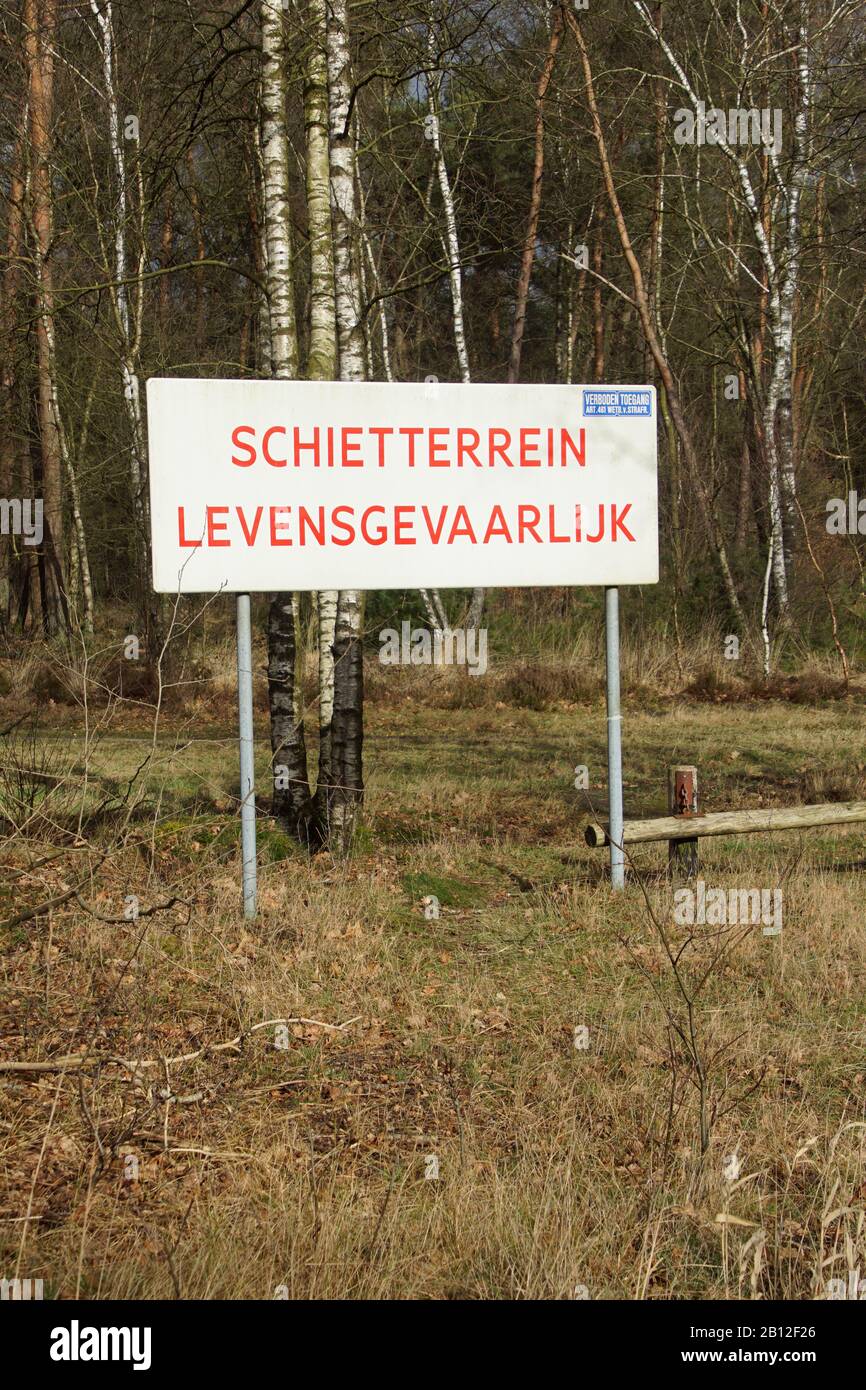 Harskamp, Paesi Bassi - 18 febbraio 2020: Segnale di avvertimento combinato per pericolo di vita e accesso vietato in un'area di tiro dell'esercito olandese. Foto Stock